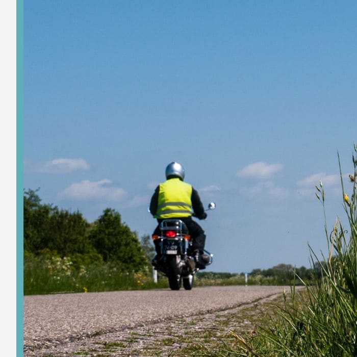 chaleco reflectivo en moto